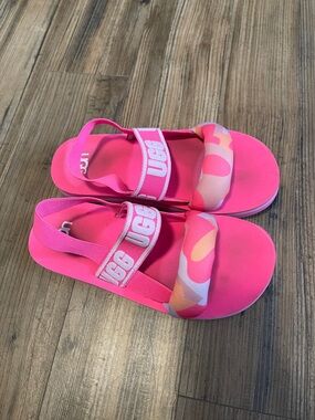 UGG Kids Pink Elastic Strap Sandals with Patterned Toe Band